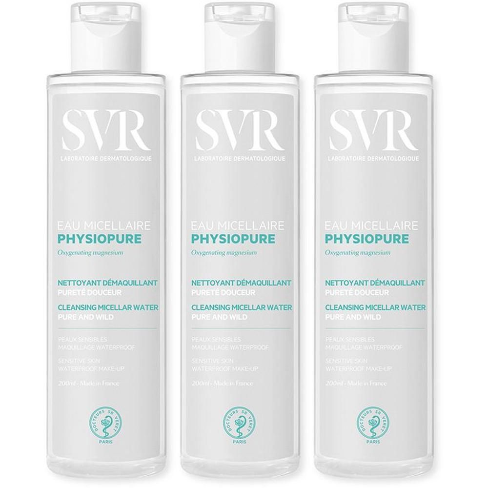 Tre flaconi di acqua micellare SVR PhysiOPure con tappo bianco ed etichetta.