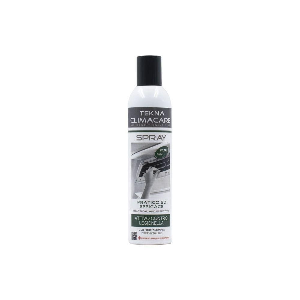 Flacone spray Tekna Climacare con tappo nero. Mostra una mano che pulisce una lamella del condizionatore.