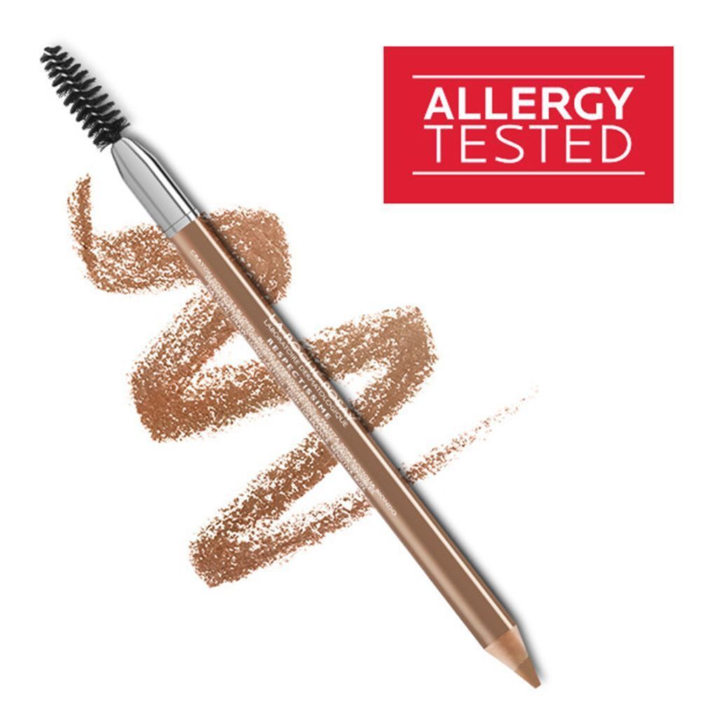 Una matita per sopracciglia marrone chiaro con applicatore a spazzolino e sigillo "Testato per allergie".