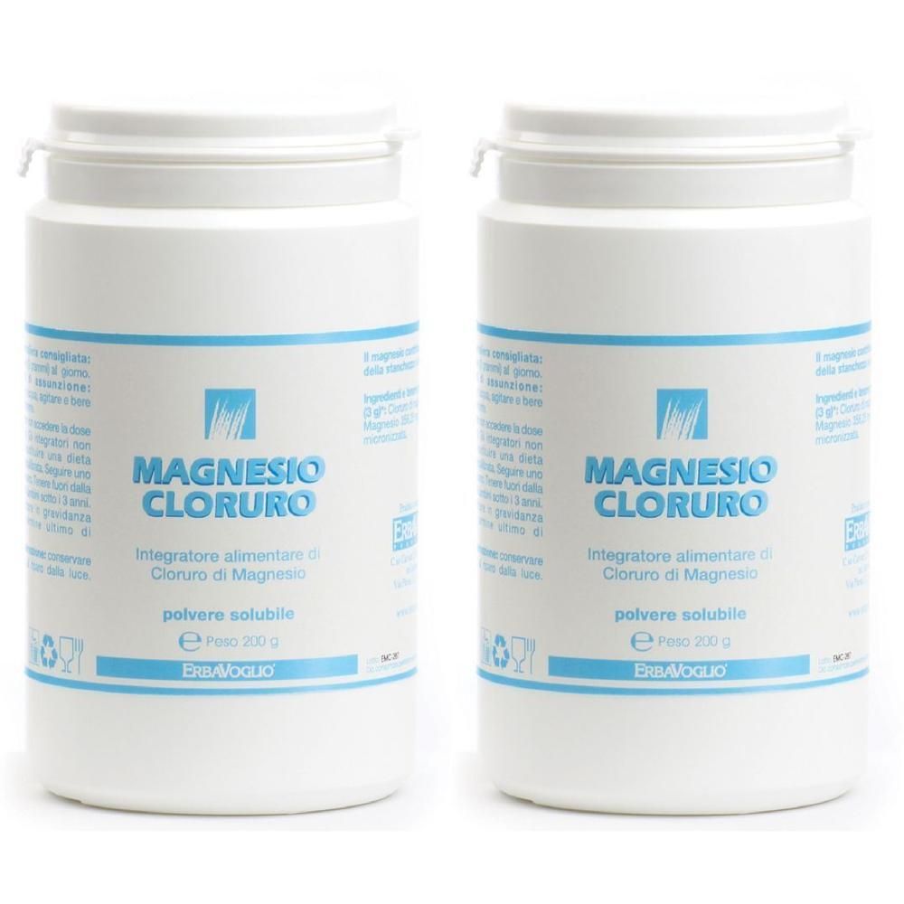 Due contenitori di polvere di cloruro di magnesio. Contenitori bianchi con etichette blu riportanti informazioni e marchi.