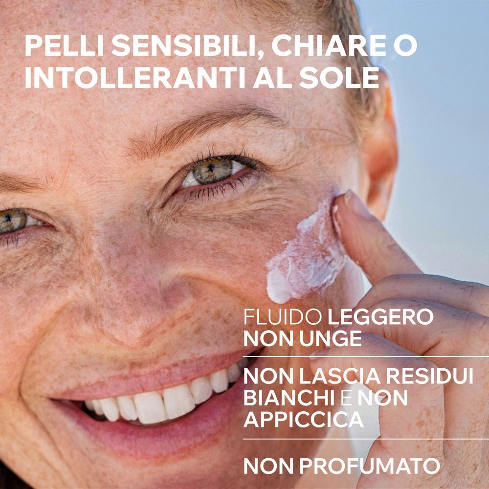 Una donna applica URIAGE BARIESUN 100 Fluido SPF50+ sulla pelle.