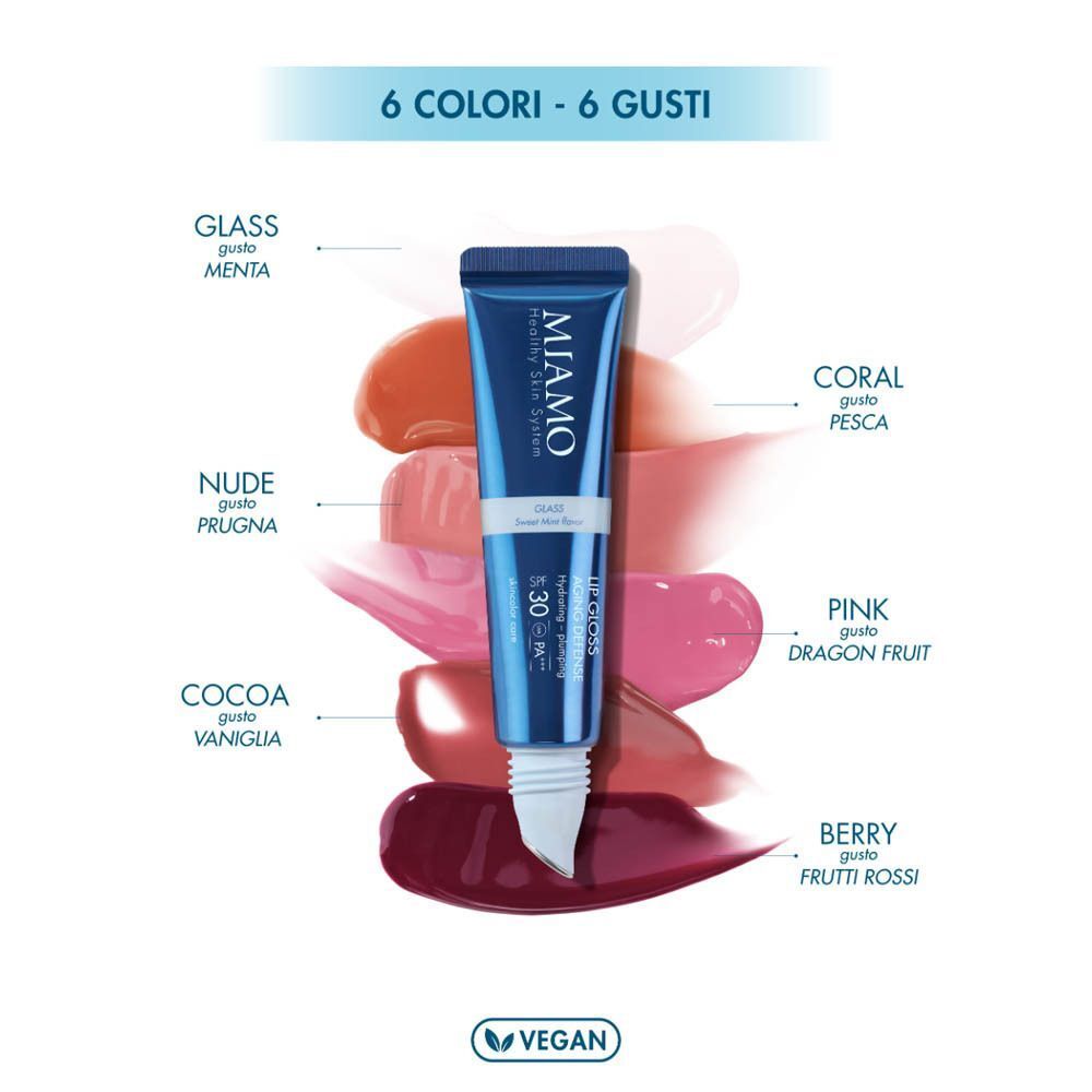Tubo blu di prodotto per labbra, circondato da campioni di colore in varie tonalità come nude, corallo e rosa. Logo "Vegan" visibile.