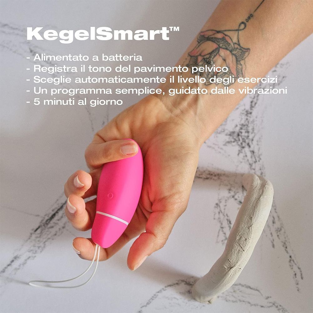 Mano che tiene un allenatore Kegel rosa: alimentato a batteria, registra il pavimento pelvico, seleziona gli esercizi, 5 minuti al giorno.