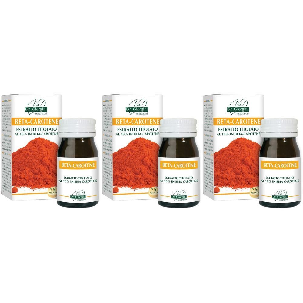 Tre confezioni di estratto di beta-carotene, ciascuna con una bottiglia e una scatola. Polvere arancione visibile.