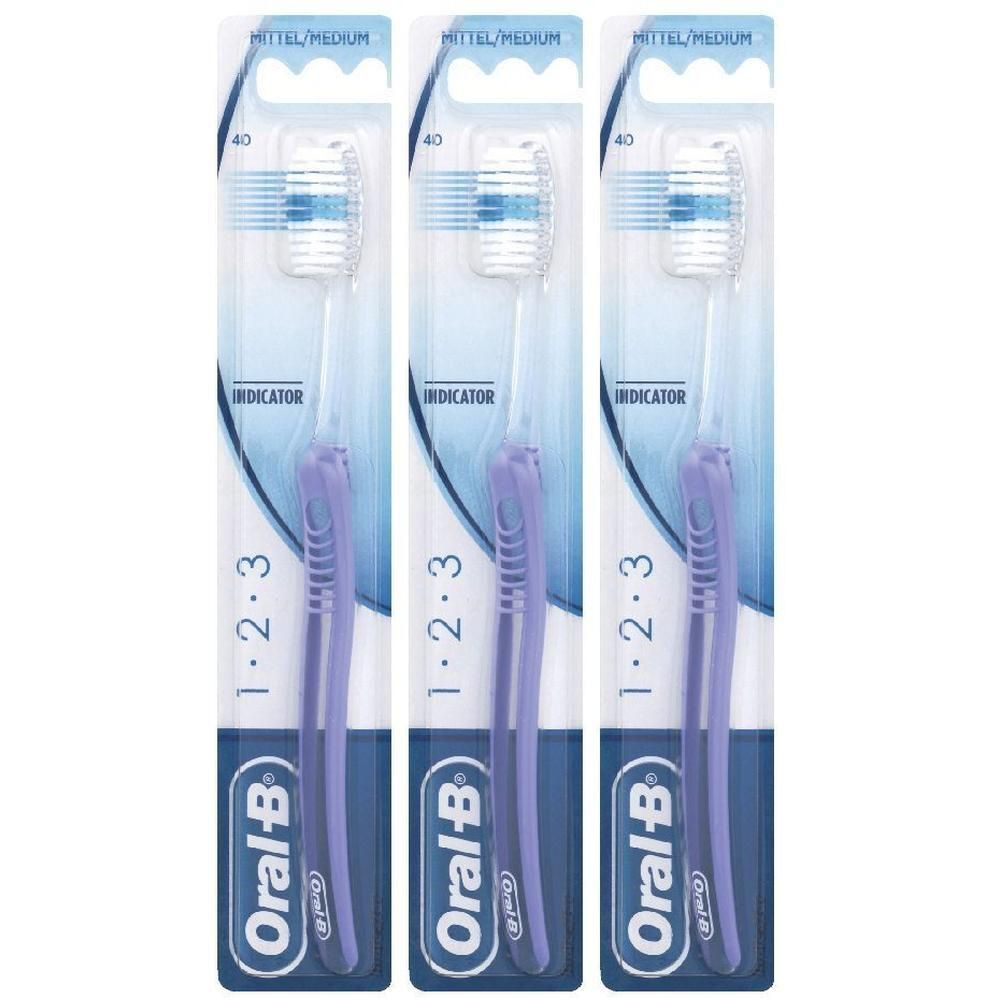 Tre spazzolini Oral-B, medie, con setole indicatori, manico viola.