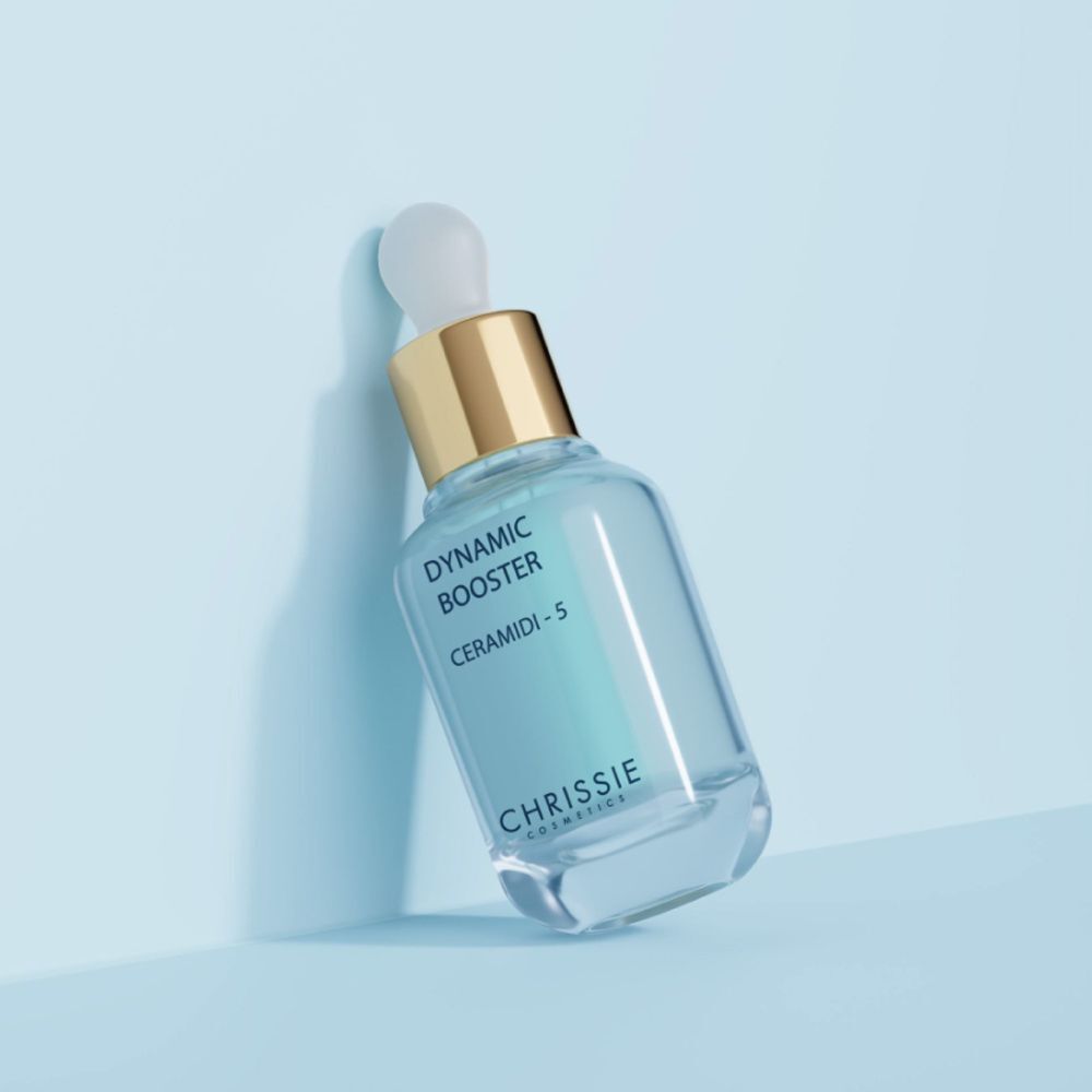 Un flacone Chrissie Dynamic Booster Ceramidi-5 con tappo contagocce, liquido verde chiaro, su sfondo blu.