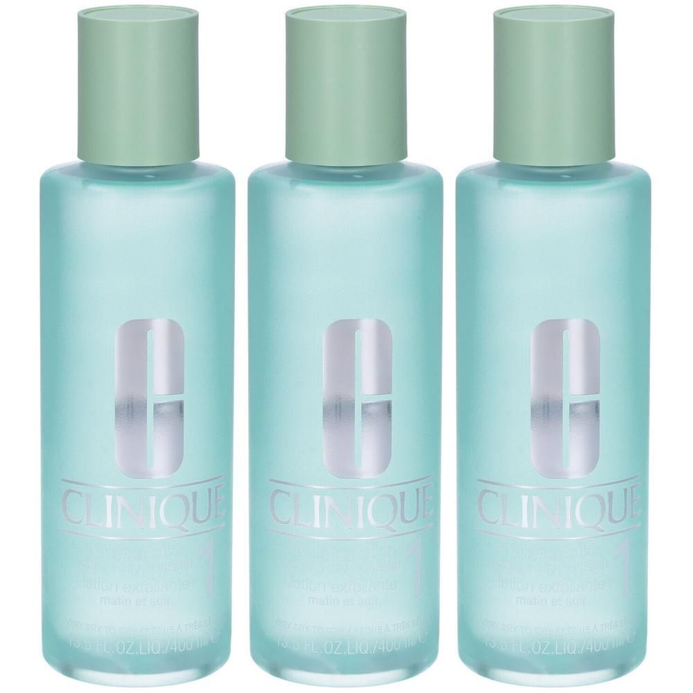 Tre flaconi di Clinique Clarifying Lotion 1 con tappi verde chiaro e logo Clinique.