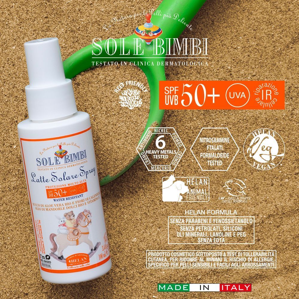 Flacone spray Helan Sole Bimbi Latte Solare SPF 50+ sulla sabbia con sigilli e testo.