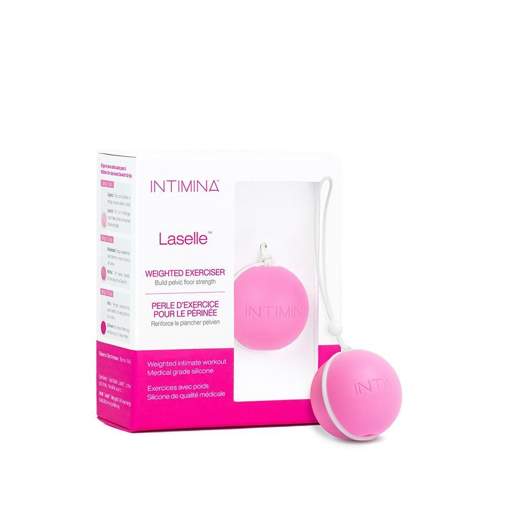 Una sfera rosa per esercizi di Kegel con cordino in un espositore aperto accanto alla confezione.