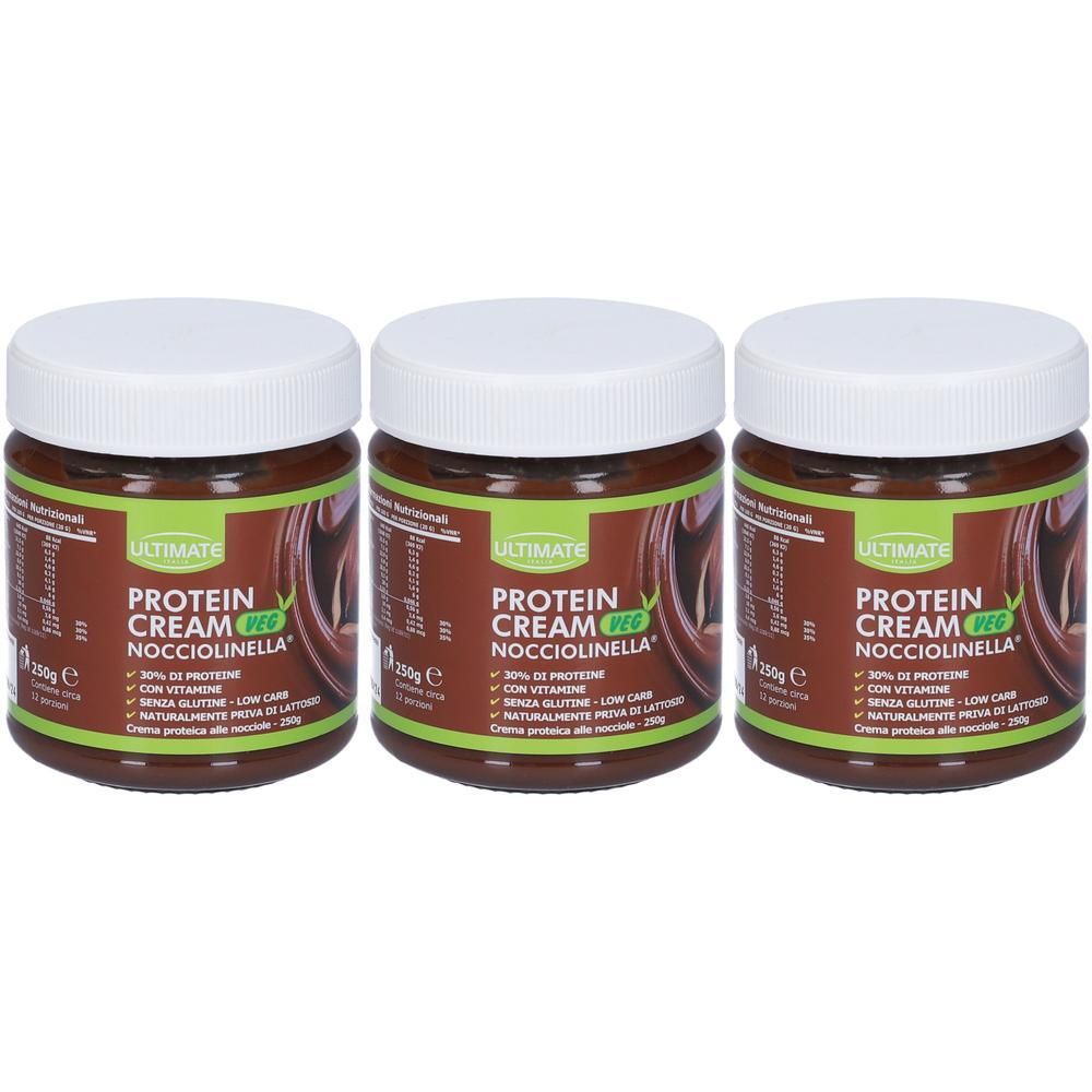 Tre barattoli di ULTIMATE Protein Cream Nocciolinella con tappi bianchi. Ogni barattolo contiene 250g.