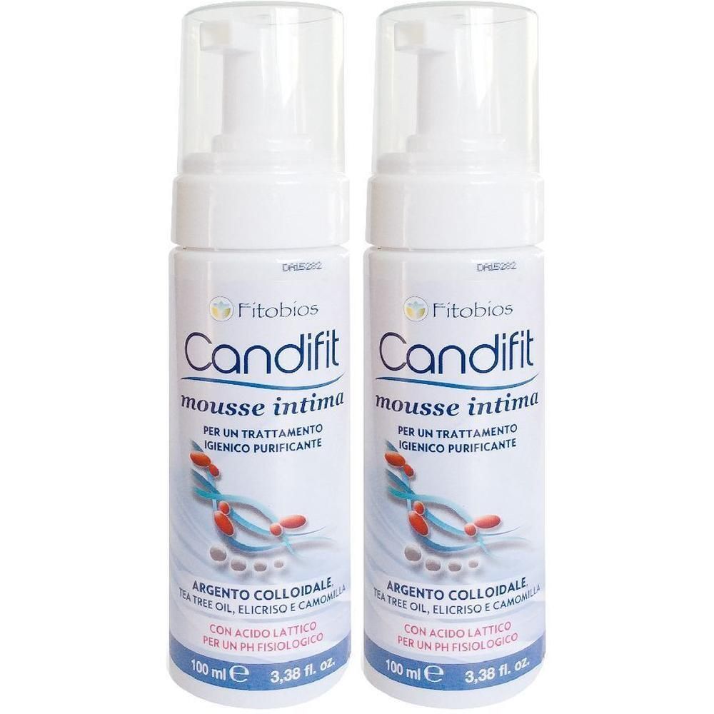 Due flaconi di Candifit Mousse Intima con erogatore a pompetta. Flaconi bianchi con scritte blu e rosse ed elementi grafici.