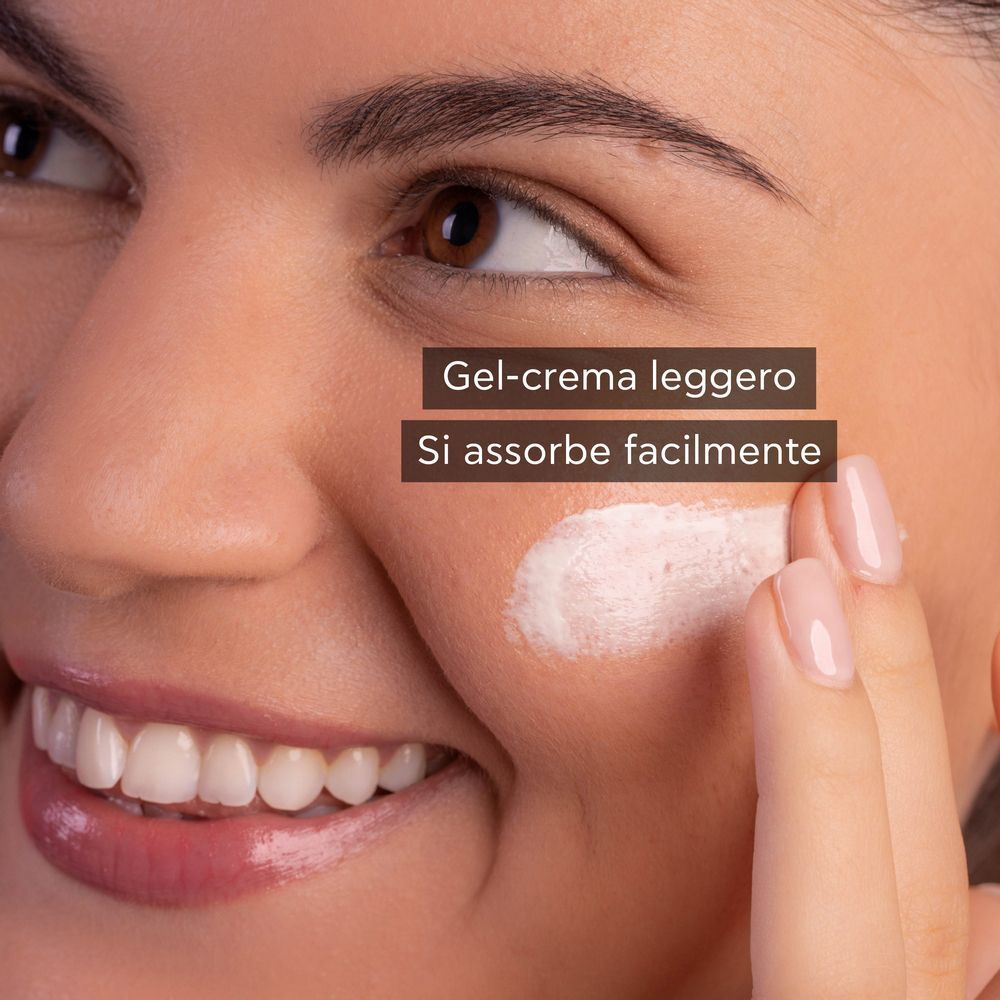 Primo piano: Donna applica crema gel leggera SPF 50 sulla guancia.