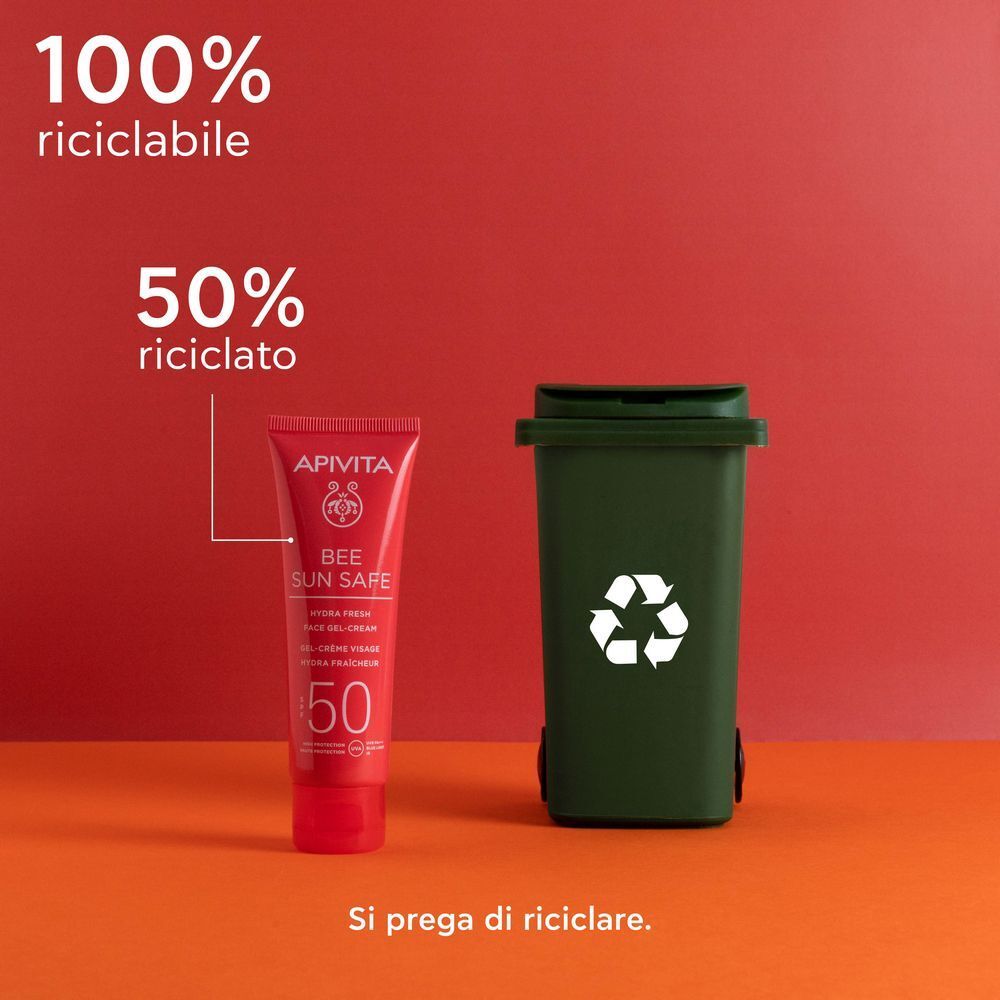 Tubo crema solare SPF 50 accanto a un bidone di riciclaggio verde. 100% riciclabile.