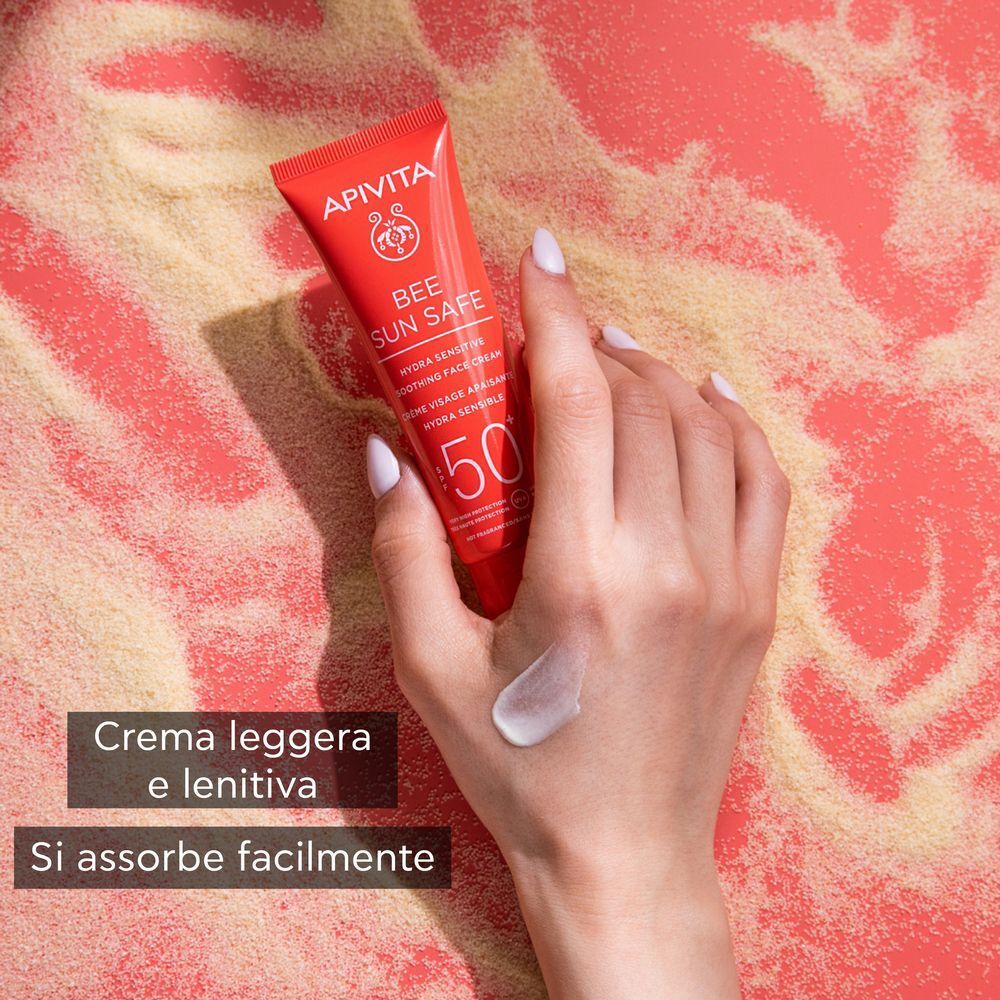 Mano con crema solare leggera e lenitiva applicata, SPF 50+.