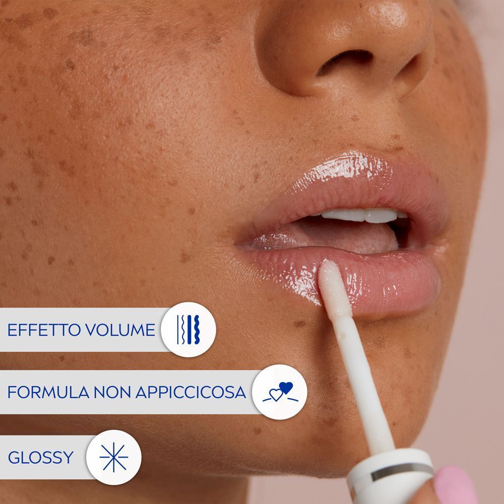 Primo piano labbra con Labello Lip Oil Effetto Glossy. Gloss volumizzante non appiccicoso.