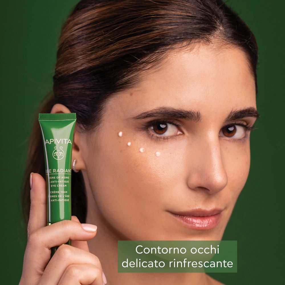 Crema contorno occhi APIVITA Bee Radiant accanto a un piccolo bidone con simbolo di riciclo.