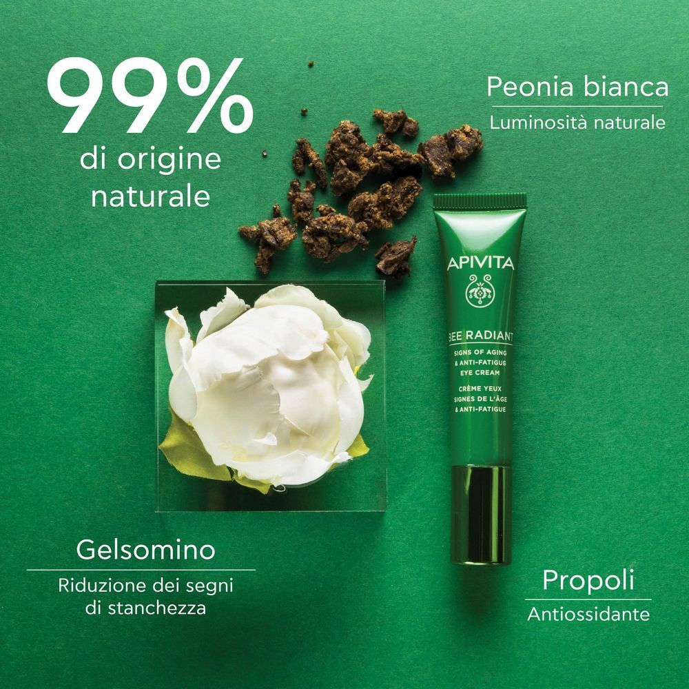 Crema contorno occhi APIVITA Bee Radiant vicino a fiori bianchi e propoli. 99% naturale.
