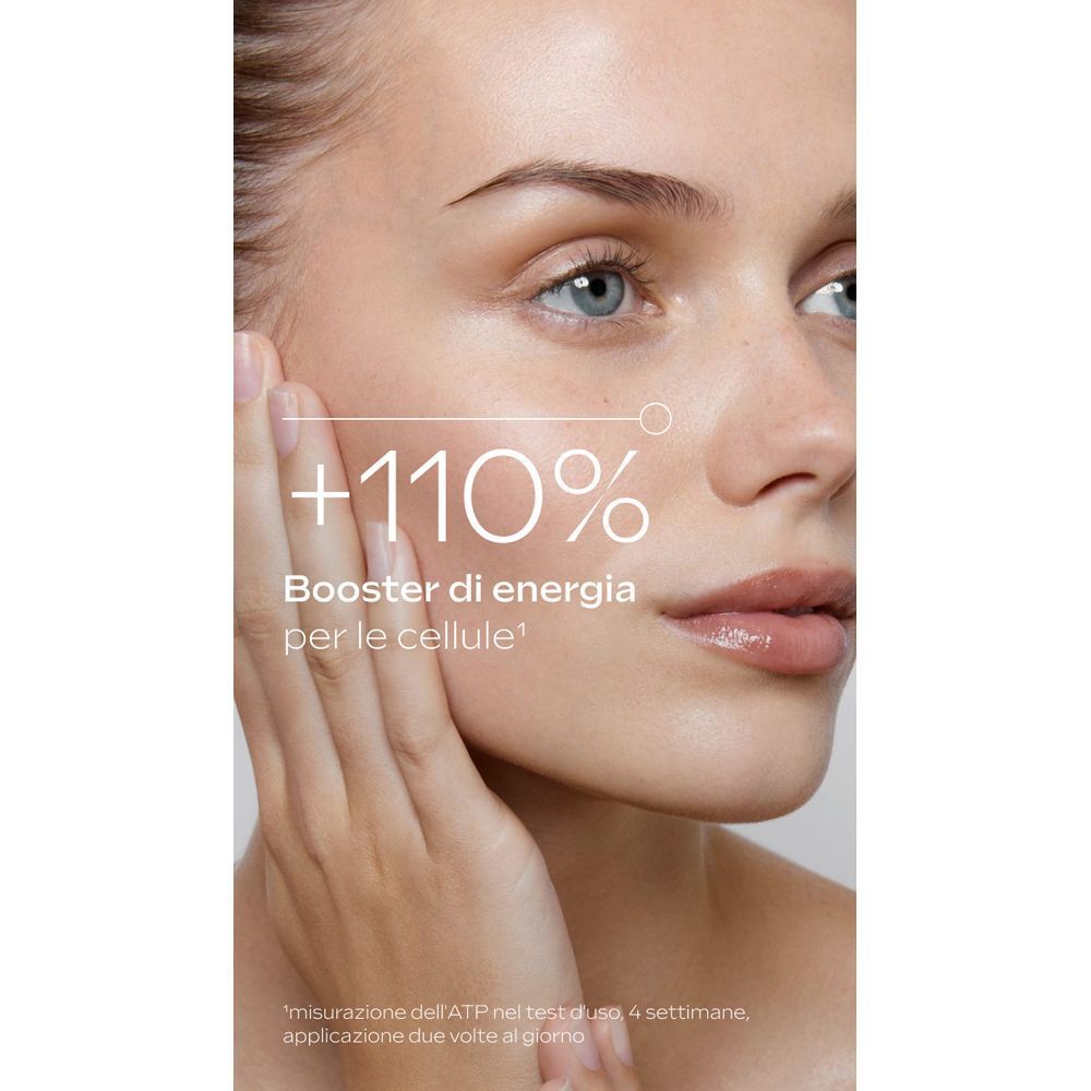Donna con pelle tonica, che mostra l'effetto booster di energia del WELEDA Siero Viso Rassodante.