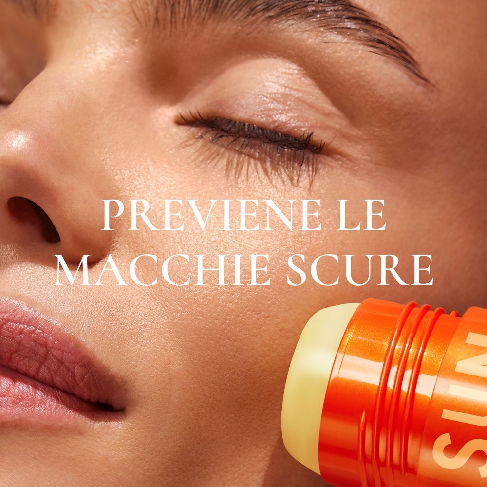 Primo piano di un viso che utilizza il Nuxe Sun Stick Siero SPF 50.