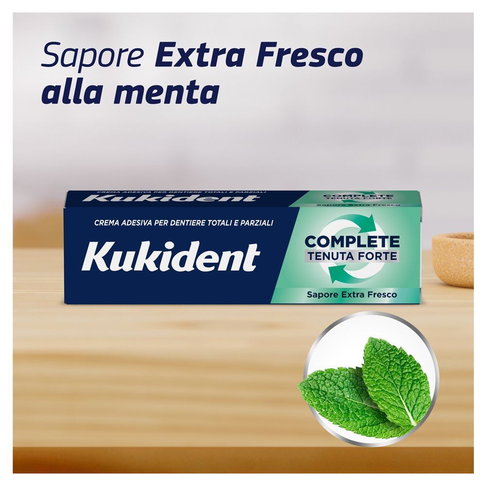 Crema adesiva Kukident Complete con foglie di menta.