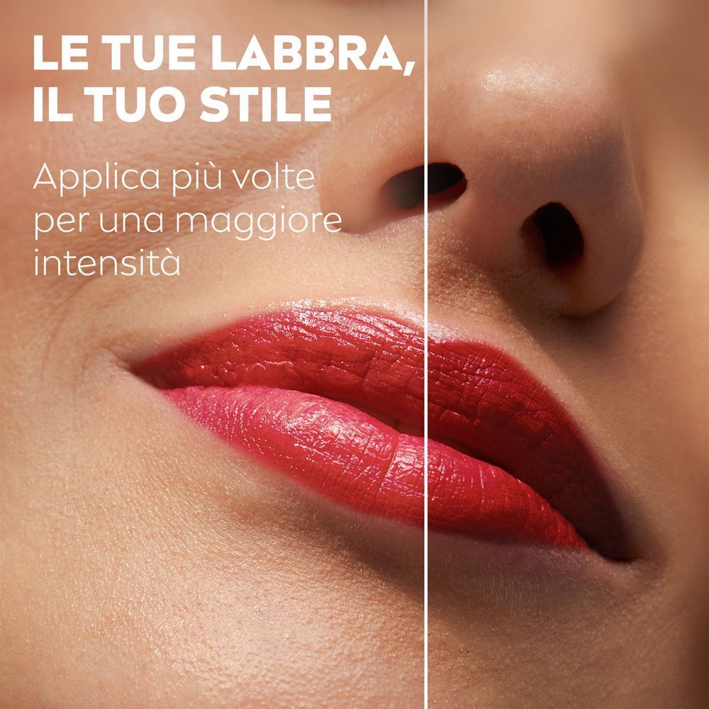 Primo piano di labbra con balsamo labbra rosso. Applicare più volte per maggiore intensità.