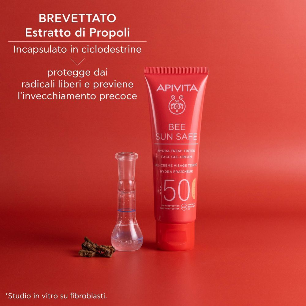 APIVITA Bee Sun Safe Gel-Crema Colorata SPF50 accanto a un pallone con estratto di propoli.