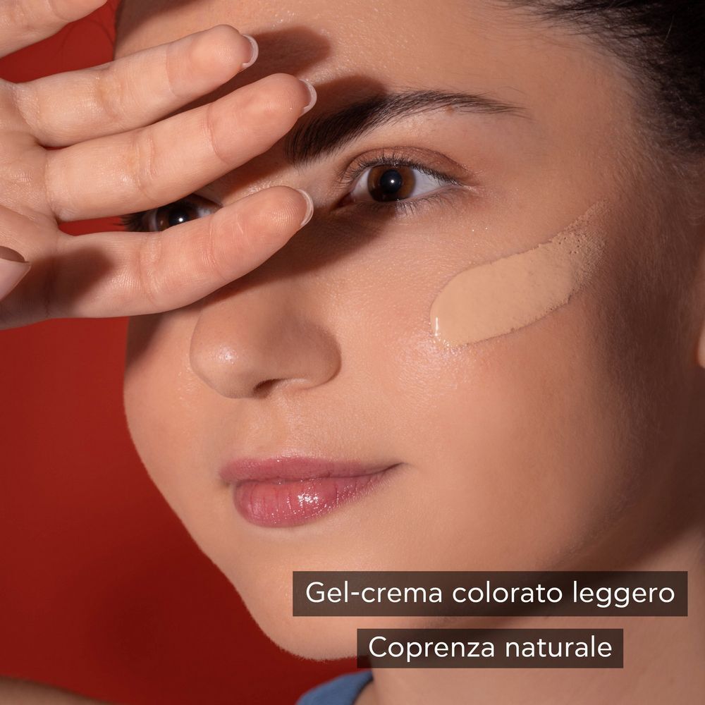 Pelle con crema-gel solare colorata leggera SPF 50, coprenza naturale.