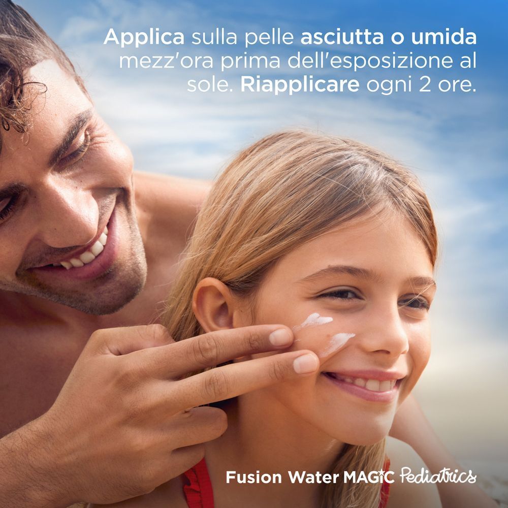 Un padre applica ISDIN Fotoprotector Fusion Water Magic Pediatrics Fluido (SPF 50) sul viso del figlio.