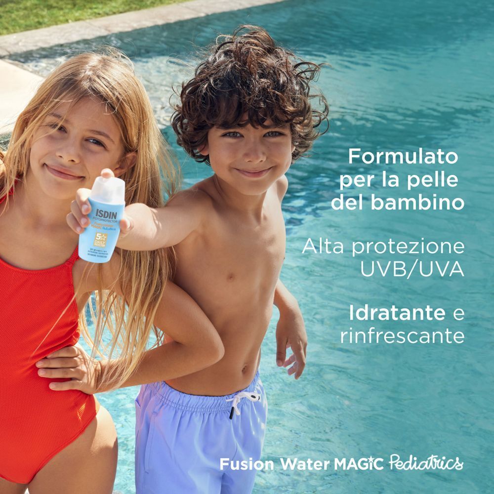 Bambini vicino alla piscina con la crema solare ISDIN Fotoprotector Fusion Water Magic Pediatrics.