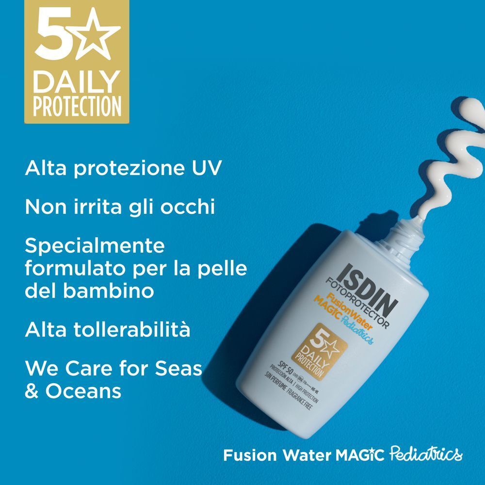 Flacone di crema solare ISDIN Fotoprotector Fusion Water Magic Pediatrics con testo.