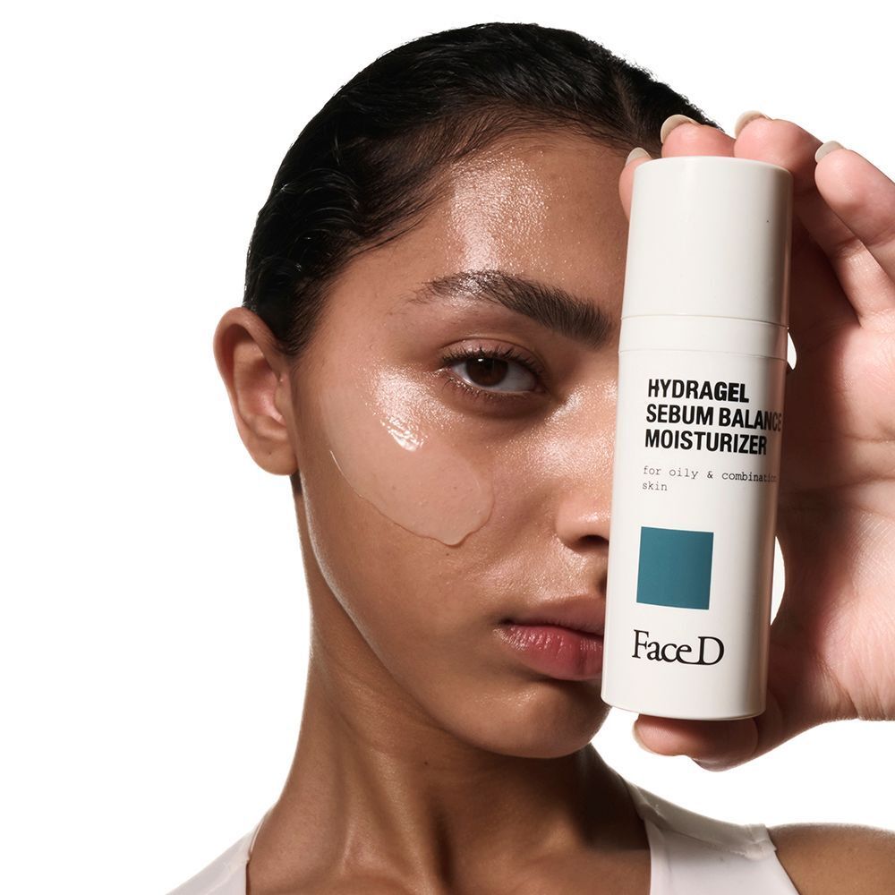Una donna applica Face D Hydragel Sebum Balance Moisturizer sul viso.