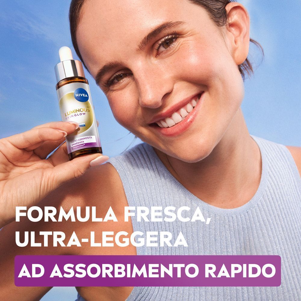 Una donna tiene il siero Nivea Luminous630 Skin Glow. Testo: Formula fresca, ultraleggera, ad assorbimento rapido.