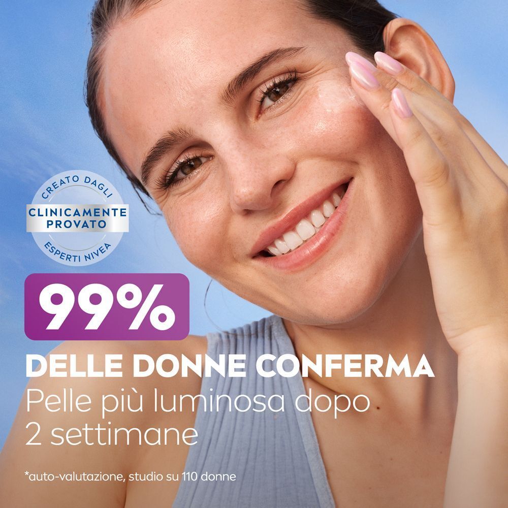 Donna con pelle luminosa. Testo: Provato clinicamente. Il 99% delle donne conferma: pelle più luminosa dopo 2 settimane.