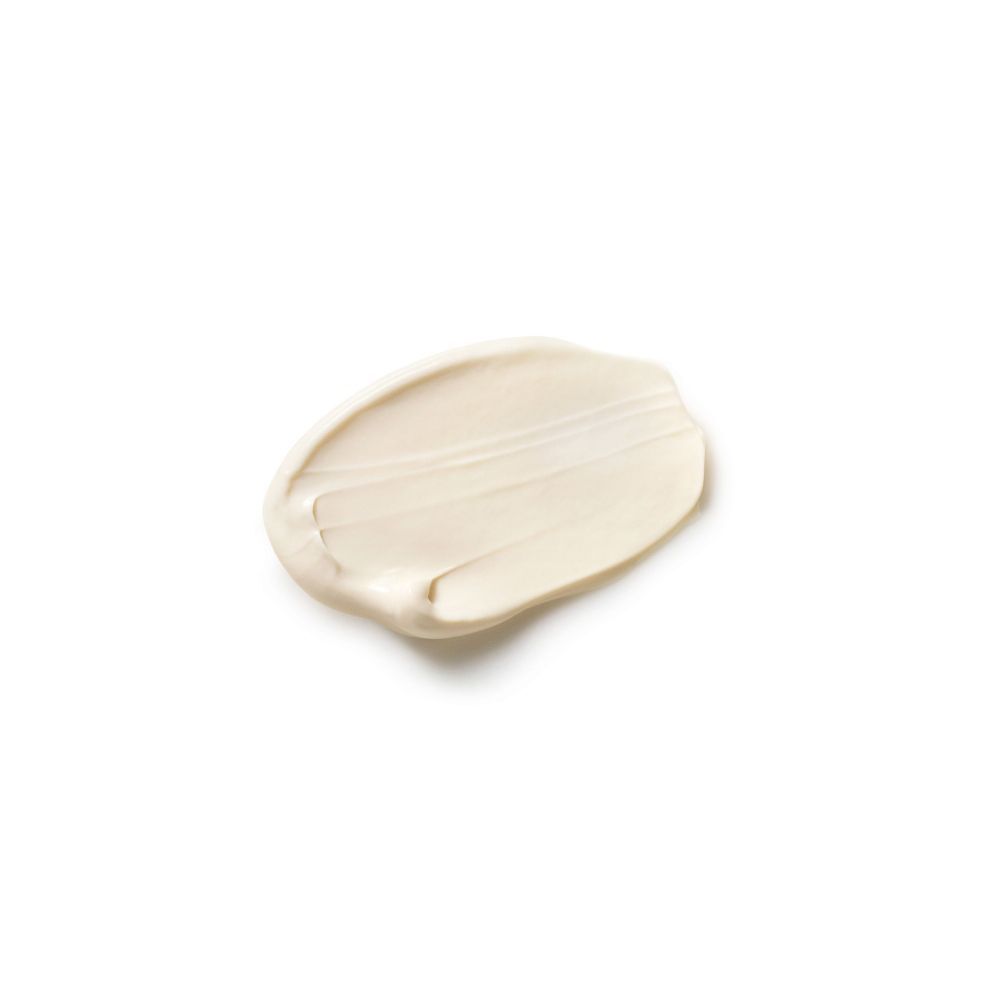 Una macchia di crema per i piedi bianca su sfondo bianco.