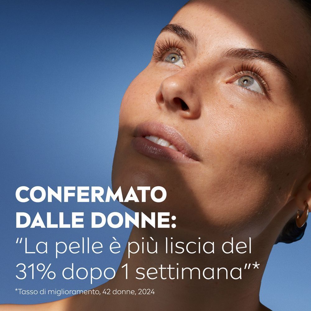 Donna con pelle radiosa che utilizza il siero Nivea Cellular Expert Filler.