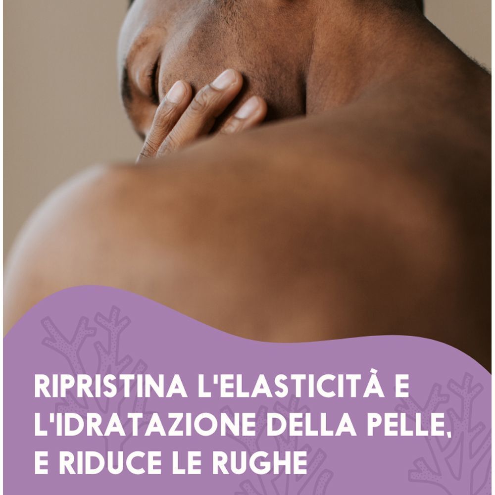 Uomo che si tocca il collo, evidenziando elasticità e idratazione della pelle.