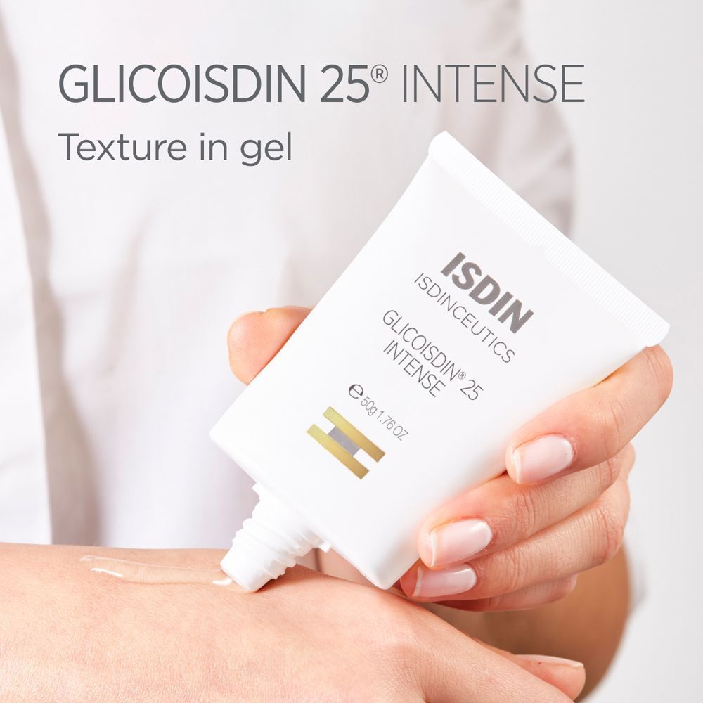 Gel peeling ISDIN Isdinceutics Glicoisdin 25 Intense applicato sulla pelle.