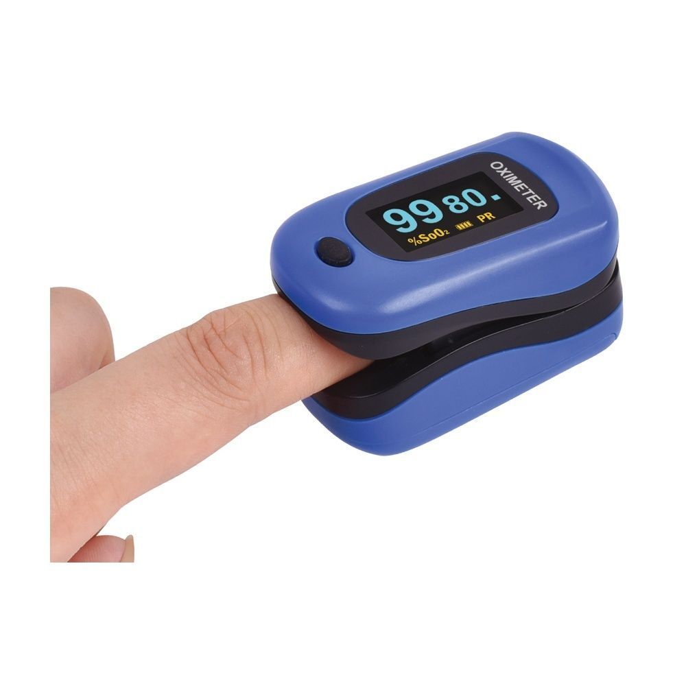 Pulsossimetro blu su un dito, mostra 99% di saturazione e 80 battiti. Testo 'Oximeter'.