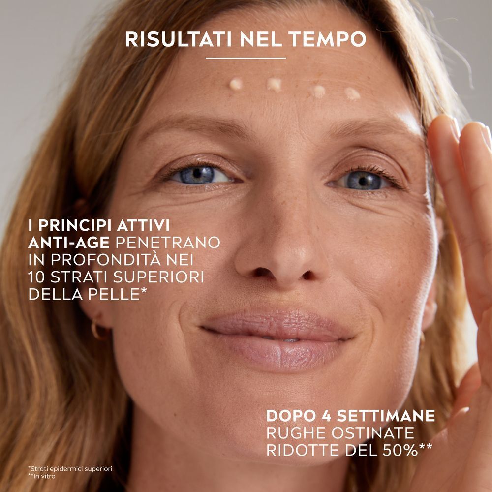 Donna con puntini di Nivea Q10 Anti-Rughe Expert Siero Filler sulla fronte.