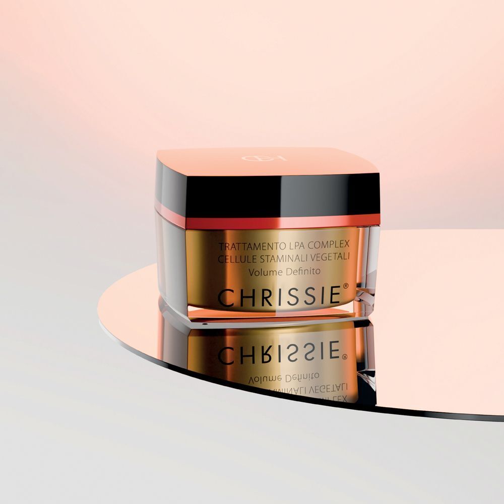 Vasetto dorato con tappo nero su superficie riflettente. Chrissie LPA Complex Cellule Staminali Vegetali.