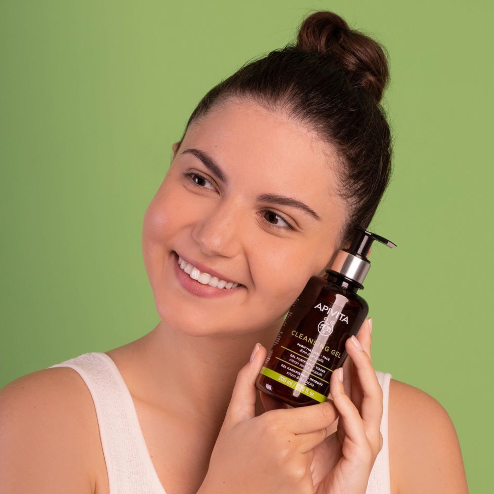 Apivita Gel Detergente Delicato Purificante Viso con Lime e Propoli per pelle grassa