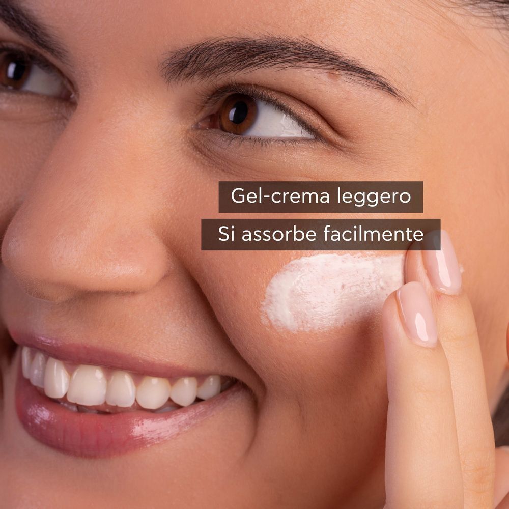 Primo piano di una donna che applica APIVITA Bee Sun Safe Hydra Fresh Face Gel-Cream SPF 30 sulla guancia.