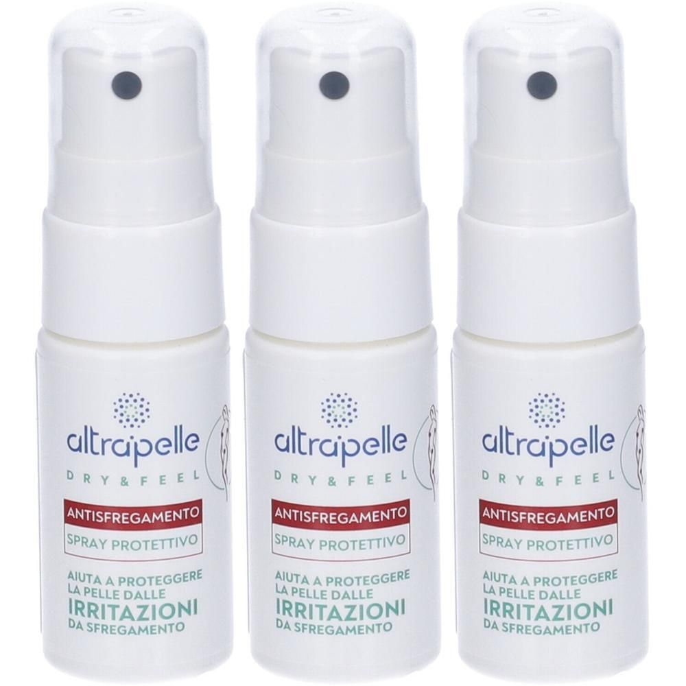 Tre flaconi di Altrapelle Spray Antisfregamento con erogatore e tappo trasparente. Flaconi bianchi con etichetta rossa e verde.