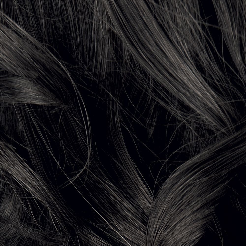 Capelli scuri con ciocche sottili.