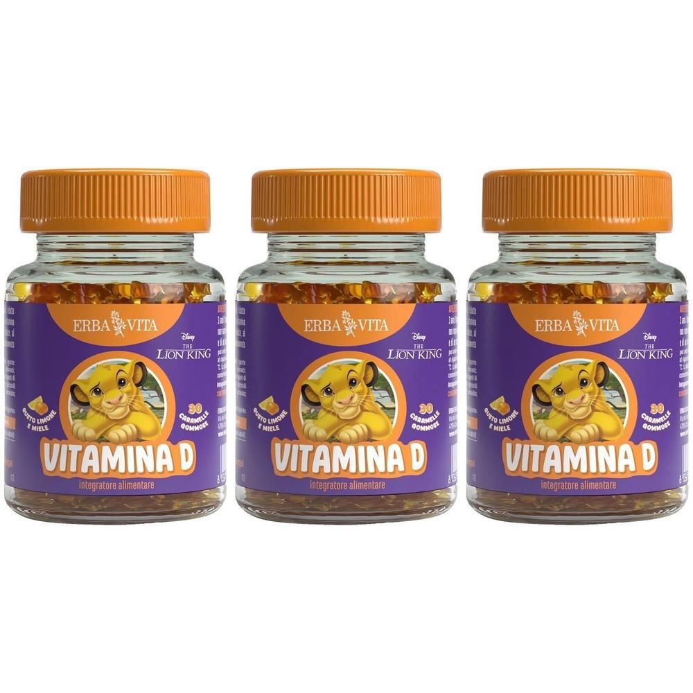 Tre flaconi di caramelle gommose Vitamina D Disney con Simba. Tappi arancioni, etichette viola.