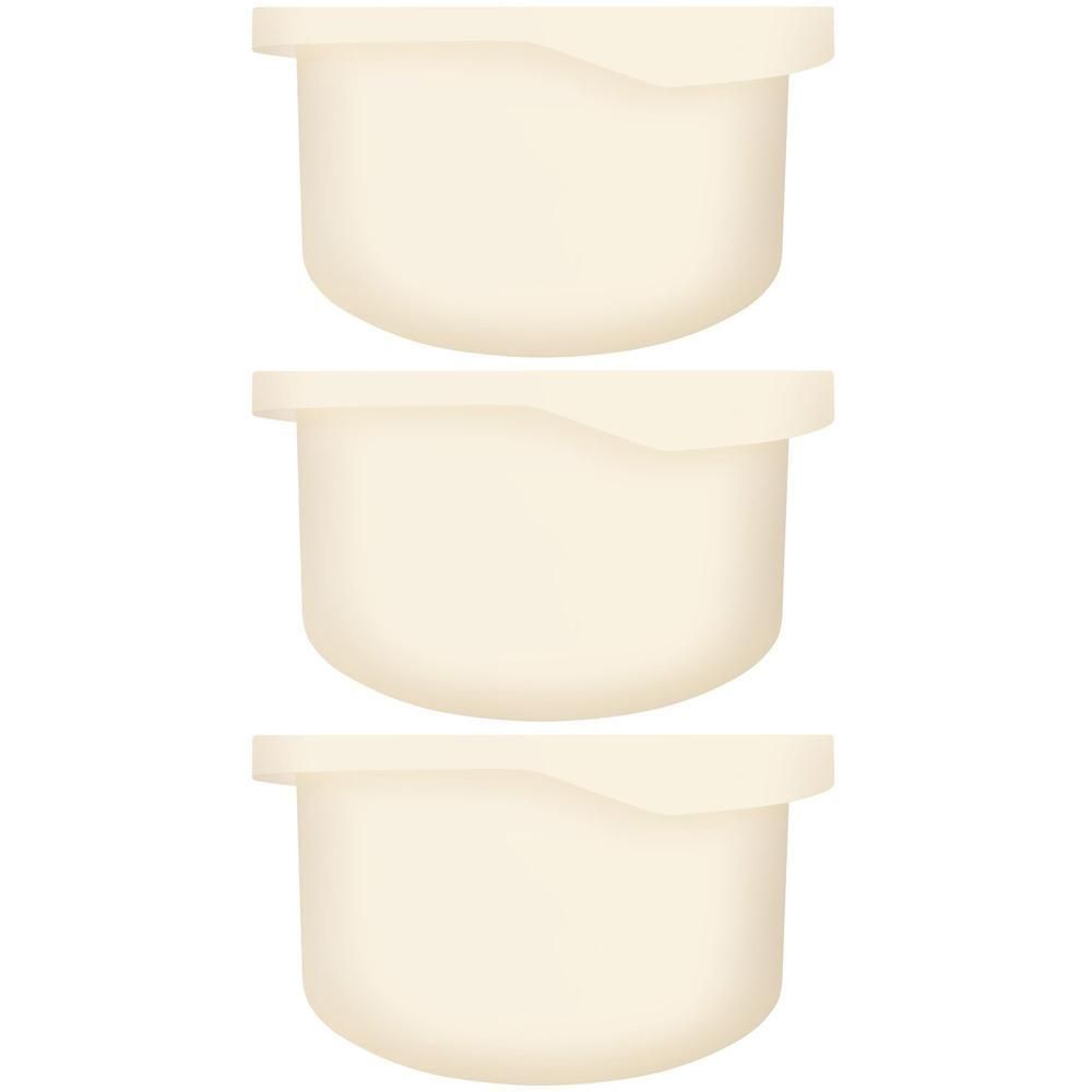 Tre vasetti color crema con coperchio, impilati uno sull'altro.