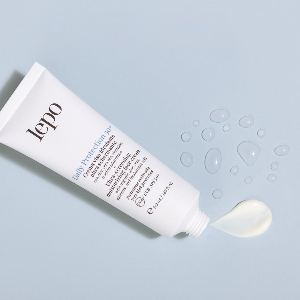 Crema viso LEPO Daily Protection 50+ SPF 50+ su sfondo blu.