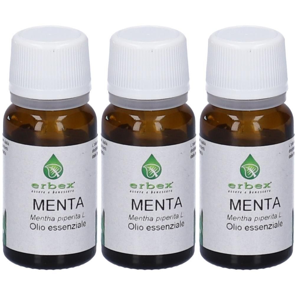 Tre flaconi in vetro marrone con tappi bianchi, contenenti olio essenziale di menta piperita.