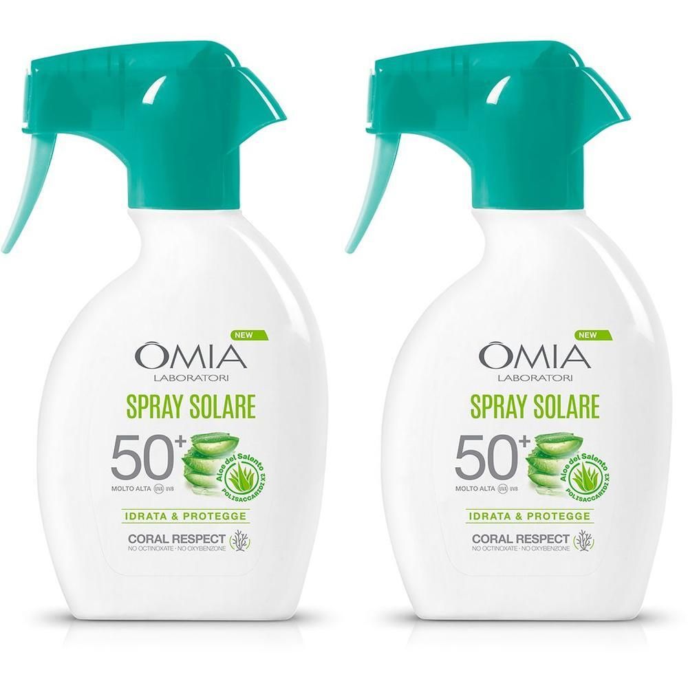 Due flaconi spray bianchi di protezione solare SPF 50+, dicitura "Coral Respect".