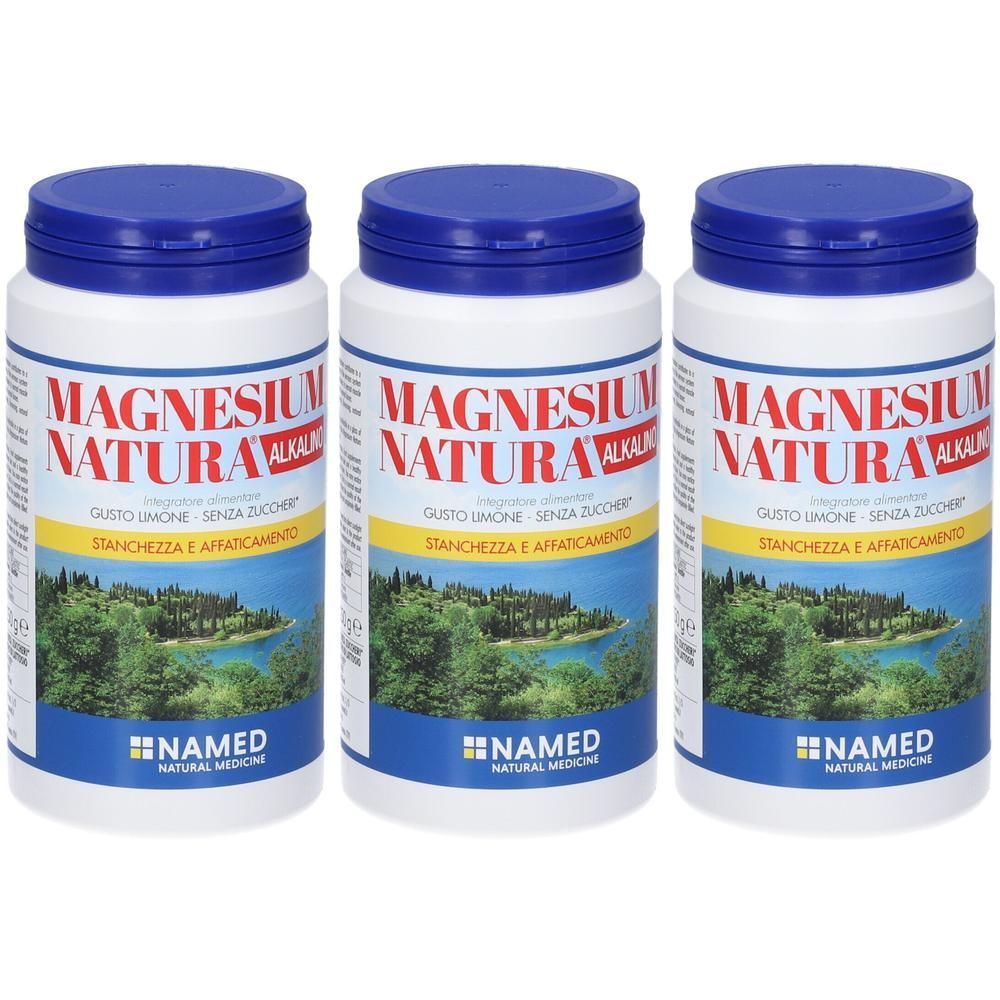 Tre contenitori di Magnesio Natura Alcalino con tappo blu. Immagine di paesaggio sull'etichetta.